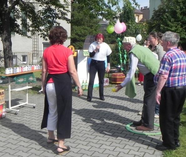 ušitou bílou pěnu. Po radostném přivítání a usazení ke stolu nám bylo nabídnuto občerstvení, a jak jinak, než v podobě vychlazeného piva.