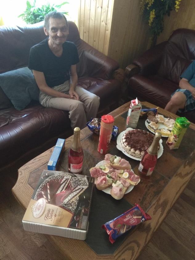 Pohostila své spolubydlící zákusky a chlebíčky Oslavu si moc užila a my celý kolektiv P2 jí přejeme mnoho štěstí, zdraví a