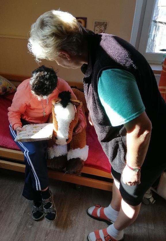 Slečně Lucii Gonšorové, která oslaví své 28. narozeniny.