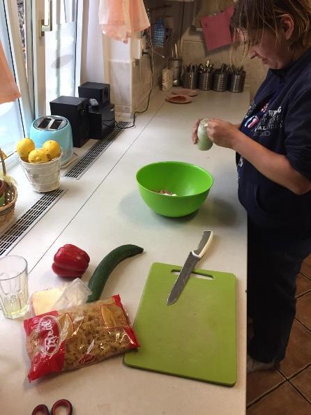 8 Těstovinový salát na P2 Přišla paní Blažková s prosbou, jestli bychom spolu neudělali těstovinový salát. Koupila si všechny ingredience v podobě papriky, okurky, těstovin, majolky a salámu.