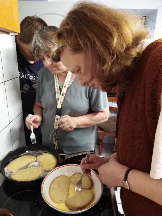 Paní Sgallová, paní Zákostelecká a paní Pastírová se pustily do díla a za chvilinku se našim oddělením nesla vůně topinek a chleba ve