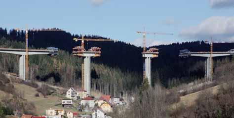 STAVEBNÍ KONSTRUKCE STRUCTURES 16 17 Obr. 16 Most Rieka letmá betonáž Fig. 16 Rieka bridge cantilever construction Obr. 17 Most Valy betonáž uzavíracích segmentů Fig.