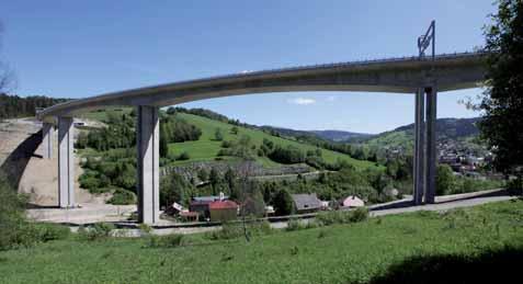 Ve výpočetním modelu pro výstavbu vahadel byly geometrické imperfekce zohledněny vychýlením pilířů v podélném a příčném směru a konstrukce byla analyzována jako geometricky nelineární konstrukce (obr.