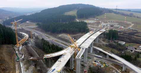 STAVEBNÍ KONSTRUKCE STRUCTURES 3a 3b Od levého mostu se ve 4. poli odpojuje rampa odbočující větve křižovatky.