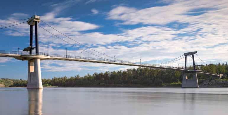 a dynamické analýzy. První lávka Fort Edmonton Footbridge, kterou tvoří visutá konstrukce o třech polích délek 54 + 138 + 54 m, má předpjatou mostovku tloušťky jen 0,4 m.