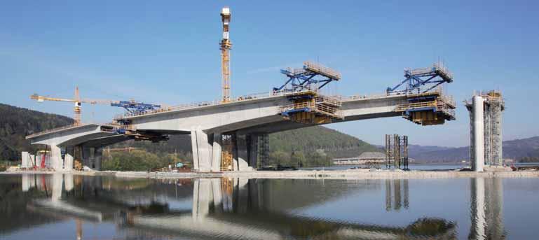 STAVEBNÍ KONSTRUKCE STRUCTURES 17 Stavba Stavba lávky byla zahájena nasypáním poloostrovů umožňujících výstavbu středních podpěr.