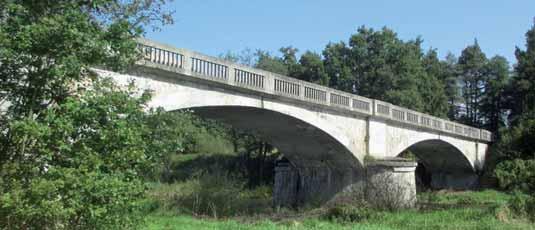 SANACE A REKONSTRUKCE REHABILITATION AND RECONSTRUCTION OBLOUKOVÉ MOSTY PŘES OTAVU U OBCE ZÁTAVÍ ARCH BRIDGES OVER THE OTAVA RIVER AT THE TOWN OF ZÁTAVÍ František Košán 1 V příspěvku je popsána