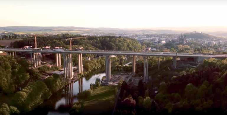MATERIÁLY A TECHNOLOGIE MATERIALS AND TECHNOLOGY NOVÝ DÁLNIČNÍ MOST NA ŠTÍHLÝCH PILÍŘÍCH PŘES ŘEKU LAHN NEW MOTORWAY BRIDGE ON SLIM PIERS OVER THE LAHN RIVER 1 Radek Syka V německém Limburgu je v