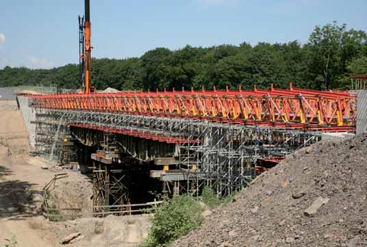 MATERIÁLY A TECHNOLOGIE MATERIALS AND TECHNOLOGY BEDNĚNÍ A DETAILY BETONOVÝCH KONSTRUKCÍ ČÁST 10 Petr Finkous Výstavba nových mostů v ČR se po letech půstu opět začíná rozbíhat.