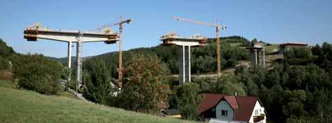 do správné pozice, následuje armování, betonáž a předpínání.