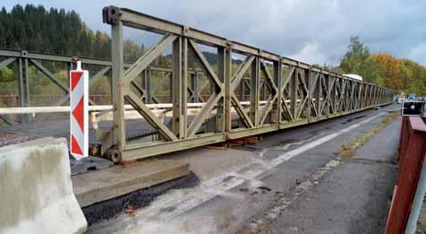 PORUCHY BETONOVÝCH KONSTRUKCÍ FAILED CONCRETE 7a 7b Obr. 4 a) Nezainjektované a odkorodované káble, b) pohľad na nechránenú kotevnú zónu nosníka Fig.