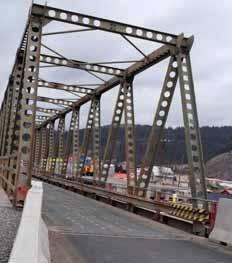5 Damaged girder spontaneously fell down after cutting the cross prestressing Obr. 6 a) Pohľad na úložný prah piliera a dilatačnú škáru, b) vzorky betónu a kamenného obkladu piliera Fig.