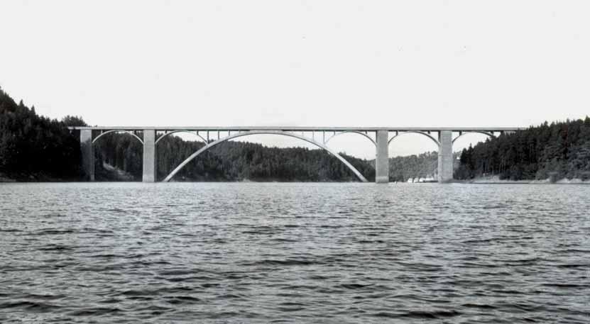 HISTORIE HISTORY ŽELEZOBETONOVÝ OBLOUKOVÝ MOST V PODOLSKU REINFORCED CONCRETE ARCH BRIDGE IN PODOLSKO 1 Tomáš Janda V září uplyne 75 let od uvedení do provozu významného vrcholu československého