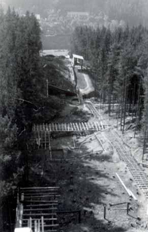 HISTORIE HISTORY 4 5 3 Obr. 1 Pohled na most v Podolsku po napuštění Orlické přehrady v 60. letech Fig. 1 View to the bridge in Podolsko after filling up the Orlická dam in the 1960s Obr.