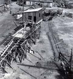 3 Excavation for the bases of piers and construction of the down-hill transportation path Obr. 4 Stavba koncové stanice svážnice a části stavebního dvora ŽELEZOBETONOVÝ OBLOUKOVÝ MOST Ve 20.