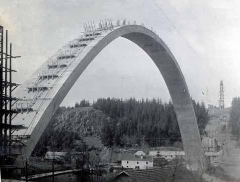 HISTORIE HISTORY 14 16 15 Obr. 9 Pravobřežní část staveniště mostu Fig. 9 Right-hand part of the construction site of the bridge Obr. 10 Vybetonovaná a částečně odšalovaná 10. klenba Fig. 10 Arch no.