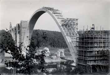 klenbou (červenec 1940) Fig. 14 Getting ready for concreting of the bridge slab above arch no. 9 and no. 10 (July 1940) Obr. 15 Celkový pohled koncem srpna 1940 Fig.