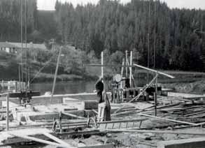 HISTORIE HISTORY 17a 17b 18 27. října 1939 bylo započato s betonováním první lamely u pravé patky a celá práce byla skončena 15. prosince 1939.