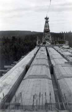 11.1940) Obr. 21 Celkový pohled na most s probíhajícím šalováním vozovky nad 3. a 4. klenbou Fig. 21 Total view of the bridge when formworking the bridge slab above arch no. 3 and no. 4 Obr.