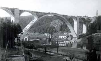 23 Scabbling pier no. 9 Obr. 24 Šalování mostovky nad 6. klenbou Fig. 24 Formworking of the bridge slab above arch no.
