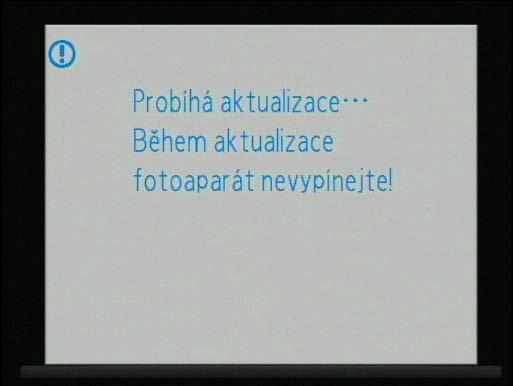 Kterákoli z uvedených akcí může způsobit, že se fotoaparát stane nefunkčním. 1 Vložte paměťovou kartu, která obsahuje firmware, do otvoru pro paměťové karty.