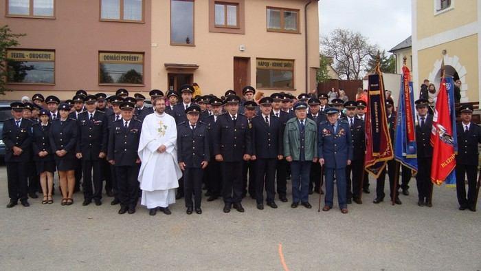 Hasiči ve slavnostních uniformách v čele s hasičskými prapory nastoupili po stranách oltáře. Dle pamětníků byla oslava svátku sv. Floriána a mše sv.