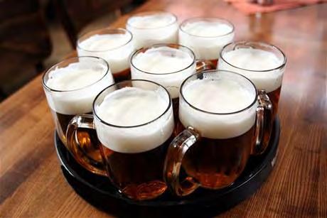 RESTAURACE Česko bez hospůdek a restaurací si lze jen těžko představit, přesto se k nim Češi mírně obracejí zády.