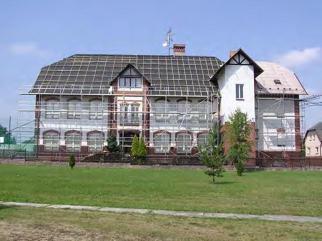 Červená škola výměna střešní krytiny a výměna oken: Práce byly prováděny v době školních prázdnin, stávající již opotřebovaná krytina byla nahrazena novou rakouskou krytinou Alukryt Al Prefa II.