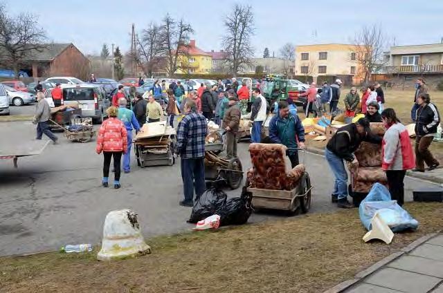 plastový odpad ve žlutých pytlích na shromáždiště, odkud je fy Pedersen odvezla do zpracovny odpadu.