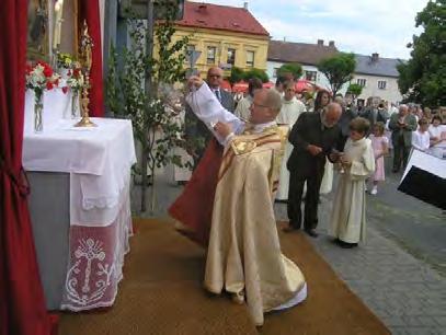 náměstí. Trasu průvodu lemovaly břízky, cesta byla vysypaná rákosím. Pilné družičky před panem farářem, který nesl monstranci, sypaly lístky květů.
