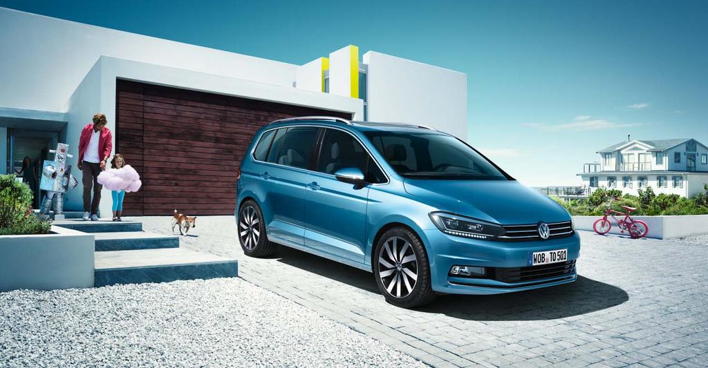 Obsah 04 Exteriér 34 R-Line 08 Interiér 38 Originální příslušenství Volkswagen 14 Asistenční systémy a bezpečnost 46 Volkswagen Lifestyle 18 Komfort 48 Potahy sedadel 21 Motory, převodovky a podvozek