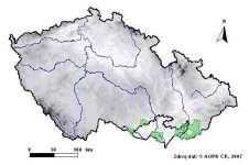 Hostitelskými rostlinami časných instarů jsou především keře hlohu (Cratageus sp.) a trnky obecné (Prunus spinosa).