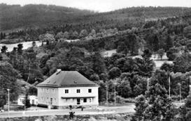 Hraniční linie vede svahy horstva, překonává říčky (místy s hlubokými zářezy) a prameniště s bažinami.