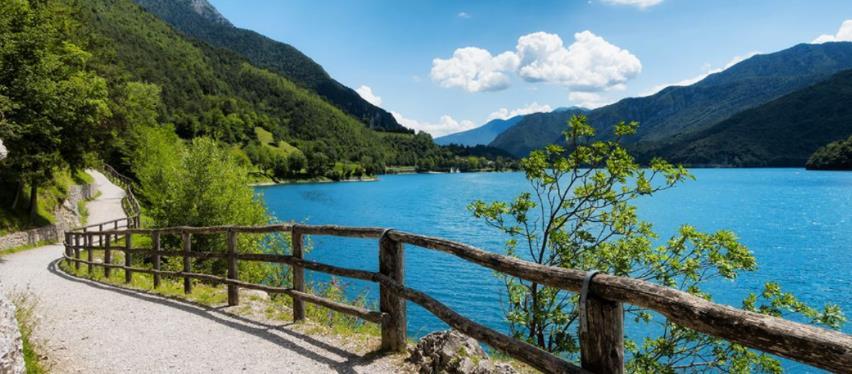 okolí jezera 5) Sjezd po asfaltu nad Ledrem z Passo di