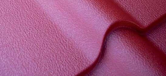 Povrchová úprava na bázi matného polyesteru v tloušťce 25 mikrometrů ještě dále posiluje