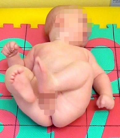 3 měsíce v poloze supinační Vleže na zádech se vyvíjí opěrná báze tvaru lichoběžníku, který tvoří hlava, ramena, lopatky a sacrum (Obrázek 7).