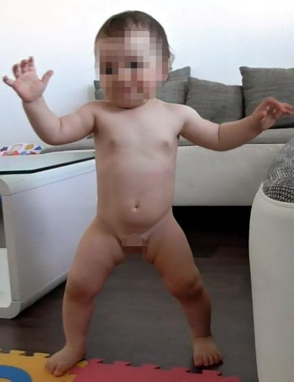 20). Chůze je zprvu spíše laterolaterální, tzn., že při pohybu vpřed dítě přemisťuje tělo i ze strany na stranu.