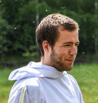 PŘEDSTAVUJEME ČLENY VEDENÍ HALAHOJE Tentokrát jsme se zeptali našich dlouholetých aktivních instruktorů Moniky Paločkové (do čela vedení Halahoje byla zvolena letos poprvé) a Vojty Paláta (ten už je