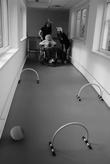 Sem patřilo hmatové hledání mušliček v nádobě plné rýže, přiřazování názvů zvířat, stromů a plodů, skládání obrázků a puzzlů.