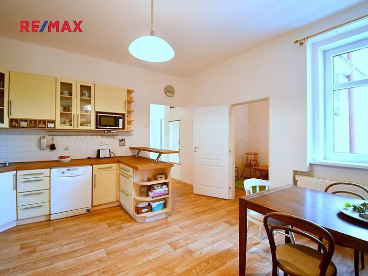 Srovnávané nemovitosti 1. Identifikace Záznam o prodeji srovnávané nemovitosti č. 1 Prodej, Byt, 93 m 2, Palackého,, Celková cena: 3.200.000 Kč Adresa: Palackého,, 2.