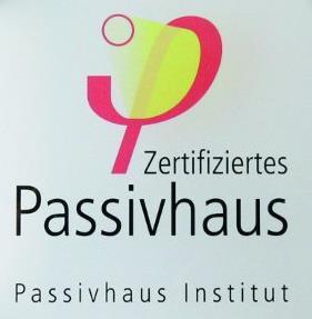 Evropská definice pasivního domu 15 kwh/(m 2 a) maximální roční měrná potřeba tepla 0,6 h -1 na vytápění pasivního domu (dle PHPP) celková průvzdušnost n 50 měřena testem