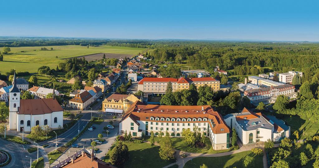 LÉČEBNÉ LÁZNĚ BOHDANEČ Pavilon Jubilejní Pavilon Veselý Pavilon Gočár Pavilon Bílý Pár kilometrů od Pardubic, v krásné krajině Polabské nížiny plné rybníků, se nachází Léčebné lázně Bohdaneč.