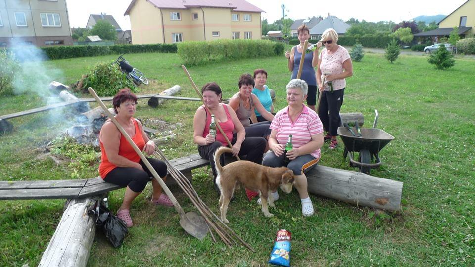 JARO v obci 30.4. a 26.5. Stavění a kácení máje. Letos májka slehla až díky našim srdnatým hasičům.
