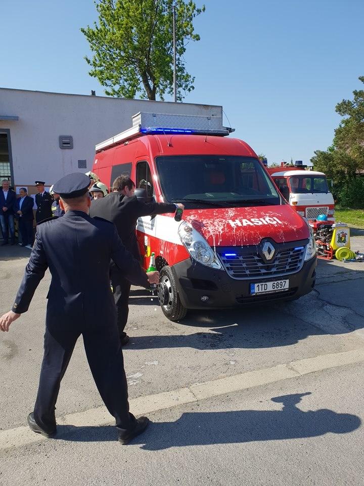 Vydání 2 / 2018 Hasiči se konečně dočkali nového hasičského vozu. 5. května jsme se sešli před hasičskou zbrojnicí, abychom společně slavnostně požehnali nový hasičský vůz Renault Master.
