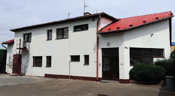 457 m2, sklady, kanceláře, nákladní výtah, od r. 1992 probíhaly úpravy.