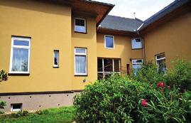 Celková plocha pozemku je 881 m2, dům je napojem na veškeré inž.