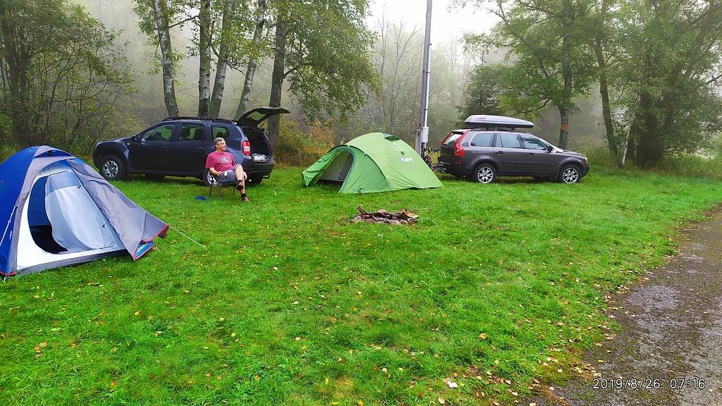naznačoval, že rád nosí aportek a vůbec, že jeho panička je milá a že ho sebou bere i na tyto akce. V tom se od vedlejšího stanu ozval šramot a Dan OK2PVX začal ze svého stanu vylézat.