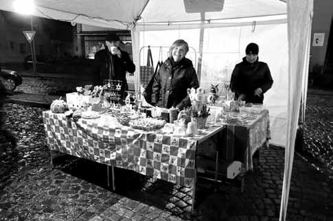 Radnice VÁNOČNÍ TRH První adventní víkend se nesl ve znamení České mše vánoční J. J. Ryby, vánočního trhu a rozsvícení vánočního stromu.