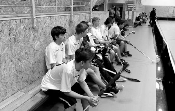 V nové městské sportovní hale (u. ZŠ) měli florbalisté výborné podmínky. Hřiště 0 0 m, mantinely, časomíra s ukazatelem stavu a rozhodčí.