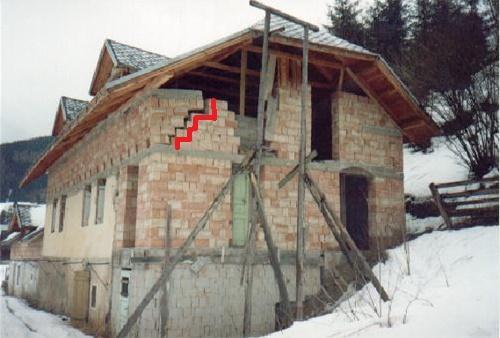 Foto 6..-1 Porucha na konstrukci vzniklá špatným kotvením voorovných sil [14] 6..1. ÚNOSNOST ČEPOVÉHO SPOJE Obr. 6..1.-1 rozměry čepu [10] Normálová síla v krokvi v místě čepu N =,07 kn R k b he k min 3 1,7 b z, z ef k v f f v, k c,90, k Obr.